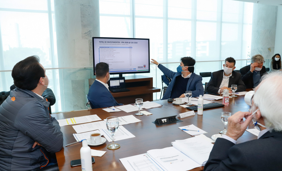 Ampliar os investimentos públicos com a execução de obras que geram empregos nos municípios e tornar a administração estadual ainda mais eficiente. Essas foram as principais orientações do governador Carlos Massa Ratinho Junior para retomar o fôlego da economia do Paraná após a pandemia da Covid-19. O assunto foi tratado nesta quinta-feira (7) em reunião com a equipe responsável pelo planejamento das ações de recuperação do Paraná.