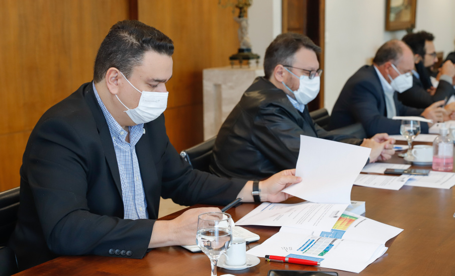 Ampliar os investimentos públicos com a execução de obras que geram empregos nos municípios e tornar a administração estadual ainda mais eficiente. Essas foram as principais orientações do governador Carlos Massa Ratinho Junior para retomar o fôlego da economia do Paraná após a pandemia da Covid-19. O assunto foi tratado nesta quinta-feira (7) em reunião com a equipe responsável pelo planejamento das ações de recuperação do Paraná.