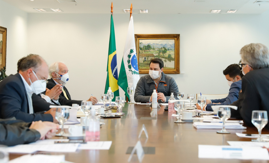 Ampliar os investimentos públicos com a execução de obras que geram empregos nos municípios e tornar a administração estadual ainda mais eficiente. Essas foram as principais orientações do governador Carlos Massa Ratinho Junior para retomar o fôlego da economia do Paraná após a pandemia da Covid-19. O assunto foi tratado nesta quinta-feira (7) em reunião com a equipe responsável pelo planejamento das ações de recuperação do Paraná.