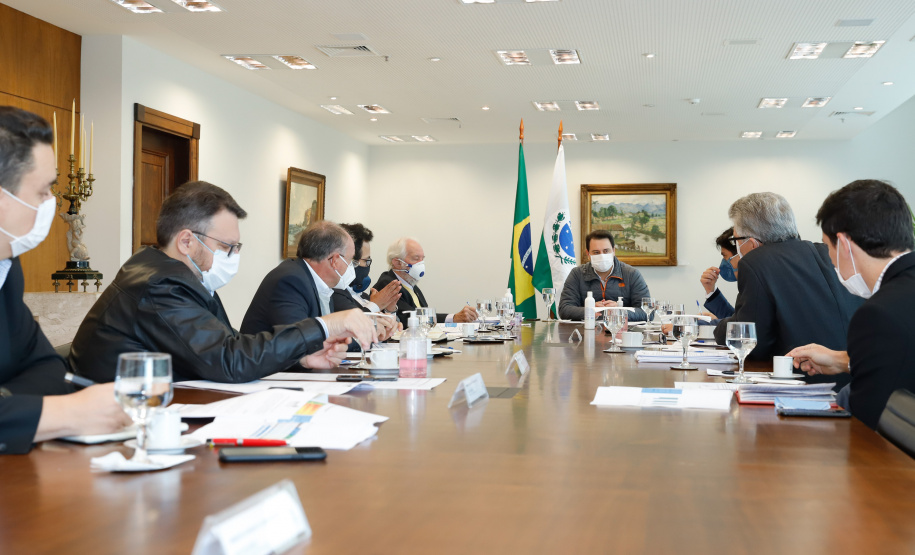 Ampliar os investimentos públicos com a execução de obras que geram empregos nos municípios e tornar a administração estadual ainda mais eficiente. Essas foram as principais orientações do governador Carlos Massa Ratinho Junior para retomar o fôlego da economia do Paraná após a pandemia da Covid-19. O assunto foi tratado nesta quinta-feira (7) em reunião com a equipe responsável pelo planejamento das ações de recuperação do Paraná.