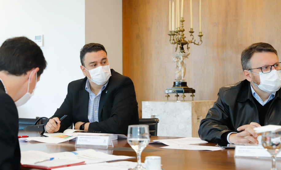 Ampliar os investimentos públicos com a execução de obras que geram empregos nos municípios e tornar a administração estadual ainda mais eficiente. Essas foram as principais orientações do governador Carlos Massa Ratinho Junior para retomar o fôlego da economia do Paraná após a pandemia da Covid-19. O assunto foi tratado nesta quinta-feira (7) em reunião com a equipe responsável pelo planejamento das ações de recuperação do Paraná.