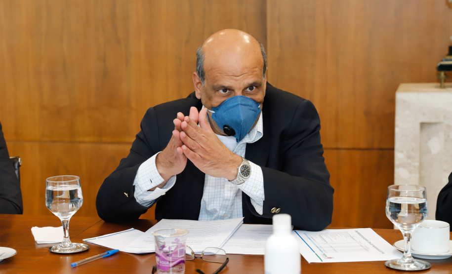 Ampliar os investimentos públicos com a execução de obras que geram empregos nos municípios e tornar a administração estadual ainda mais eficiente. Essas foram as principais orientações do governador Carlos Massa Ratinho Junior para retomar o fôlego da economia do Paraná após a pandemia da Covid-19. O assunto foi tratado nesta quinta-feira (7) em reunião com a equipe responsável pelo planejamento das ações de recuperação do Paraná.