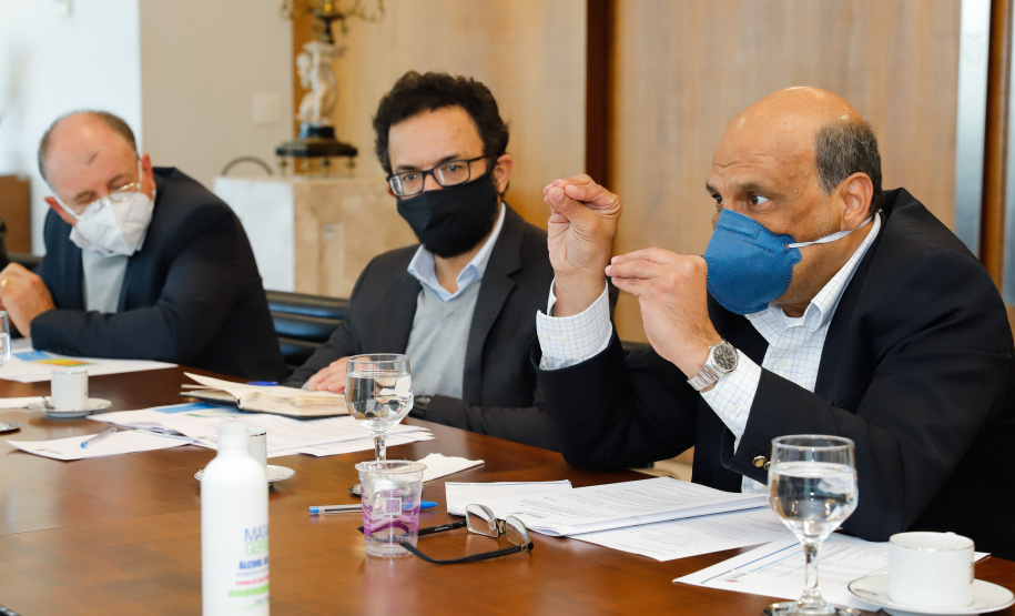 Ampliar os investimentos públicos com a execução de obras que geram empregos nos municípios e tornar a administração estadual ainda mais eficiente. Essas foram as principais orientações do governador Carlos Massa Ratinho Junior para retomar o fôlego da economia do Paraná após a pandemia da Covid-19. O assunto foi tratado nesta quinta-feira (7) em reunião com a equipe responsável pelo planejamento das ações de recuperação do Paraná.