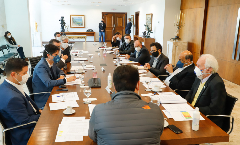 Ampliar os investimentos públicos com a execução de obras que geram empregos nos municípios e tornar a administração estadual ainda mais eficiente. Essas foram as principais orientações do governador Carlos Massa Ratinho Junior para retomar o fôlego da economia do Paraná após a pandemia da Covid-19. O assunto foi tratado nesta quinta-feira (7) em reunião com a equipe responsável pelo planejamento das ações de recuperação do Paraná.