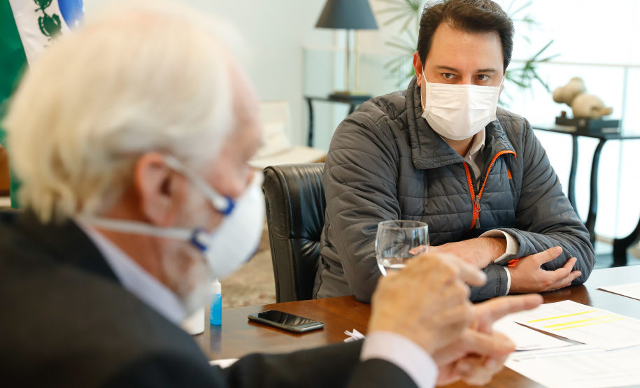 Ampliar os investimentos públicos com a execução de obras que geram empregos nos municípios e tornar a administração estadual ainda mais eficiente. Essas foram as principais orientações do governador Carlos Massa Ratinho Junior para retomar o fôlego da economia do Paraná após a pandemia da Covid-19. O assunto foi tratado nesta quinta-feira (7) em reunião com a equipe responsável pelo planejamento das ações de recuperação do Paraná.