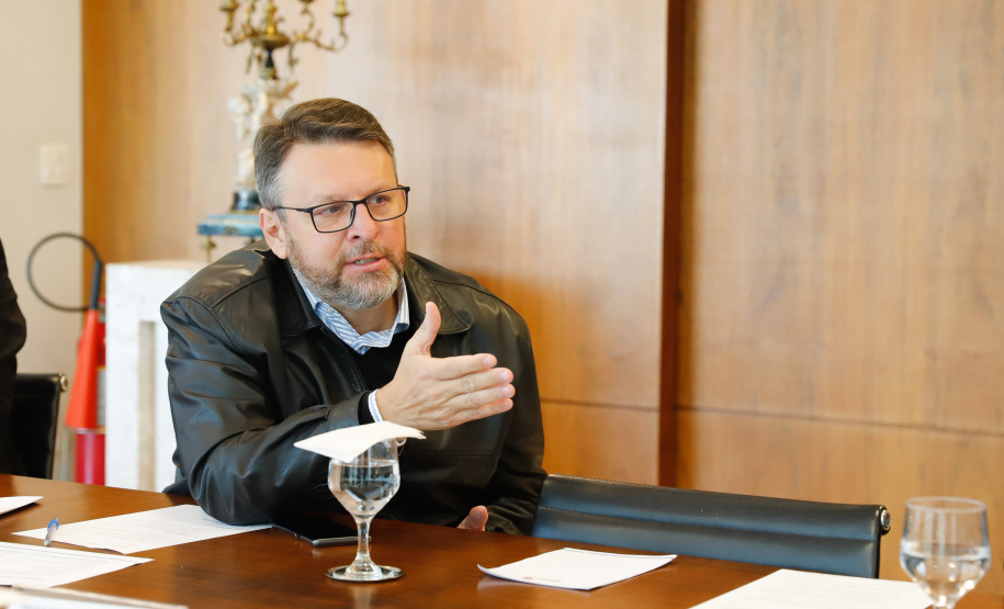 Ampliar os investimentos públicos com a execução de obras que geram empregos nos municípios e tornar a administração estadual ainda mais eficiente. Essas foram as principais orientações do governador Carlos Massa Ratinho Junior para retomar o fôlego da economia do Paraná após a pandemia da Covid-19. O assunto foi tratado nesta quinta-feira (7) em reunião com a equipe responsável pelo planejamento das ações de recuperação do Paraná.