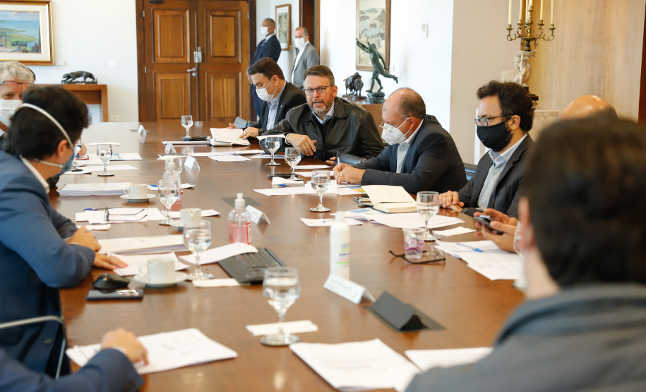 Ampliar os investimentos públicos com a execução de obras que geram empregos nos municípios e tornar a administração estadual ainda mais eficiente. Essas foram as principais orientações do governador Carlos Massa Ratinho Junior para retomar o fôlego da economia do Paraná após a pandemia da Covid-19. O assunto foi tratado nesta quinta-feira (7) em reunião com a equipe responsável pelo planejamento das ações de recuperação do Paraná.