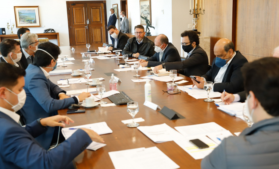 Ampliar os investimentos públicos com a execução de obras que geram empregos nos municípios e tornar a administração estadual ainda mais eficiente. Essas foram as principais orientações do governador Carlos Massa Ratinho Junior para retomar o fôlego da economia do Paraná após a pandemia da Covid-19. O assunto foi tratado nesta quinta-feira (7) em reunião com a equipe responsável pelo planejamento das ações de recuperação do Paraná.