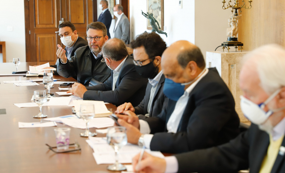 Ampliar os investimentos públicos com a execução de obras que geram empregos nos municípios e tornar a administração estadual ainda mais eficiente. Essas foram as principais orientações do governador Carlos Massa Ratinho Junior para retomar o fôlego da economia do Paraná após a pandemia da Covid-19. O assunto foi tratado nesta quinta-feira (7) em reunião com a equipe responsável pelo planejamento das ações de recuperação do Paraná.