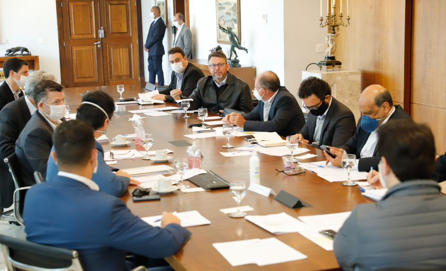 Ampliar os investimentos públicos com a execução de obras que geram empregos nos municípios e tornar a administração estadual ainda mais eficiente. Essas foram as principais orientações do governador Carlos Massa Ratinho Junior para retomar o fôlego da economia do Paraná após a pandemia da Covid-19. O assunto foi tratado nesta quinta-feira (7) em reunião com a equipe responsável pelo planejamento das ações de recuperação do Paraná.