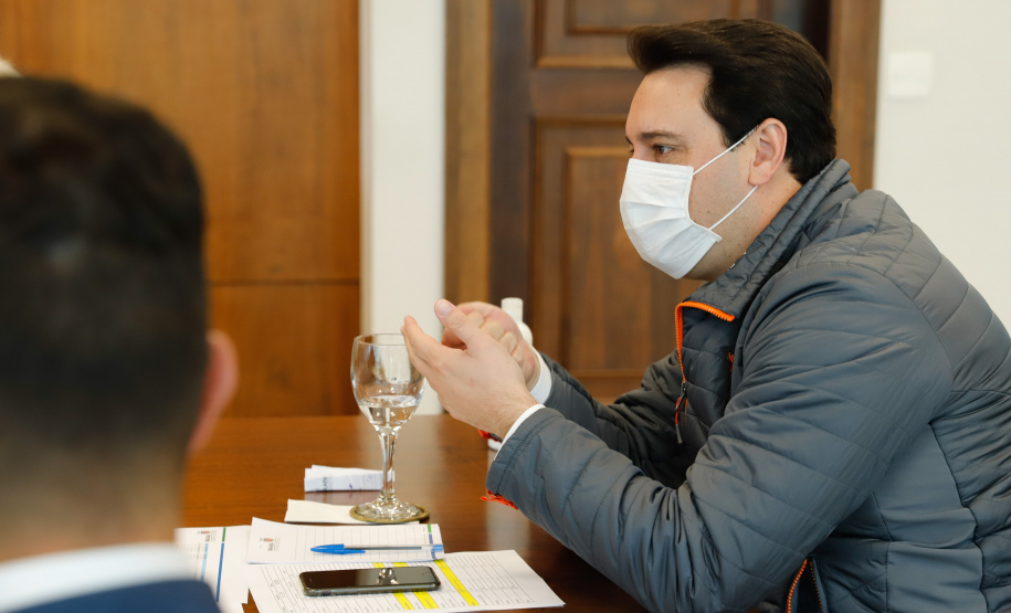 Ampliar os investimentos públicos com a execução de obras que geram empregos nos municípios e tornar a administração estadual ainda mais eficiente. Essas foram as principais orientações do governador Carlos Massa Ratinho Junior para retomar o fôlego da economia do Paraná após a pandemia da Covid-19. O assunto foi tratado nesta quinta-feira (7) em reunião com a equipe responsável pelo planejamento das ações de recuperação do Paraná.