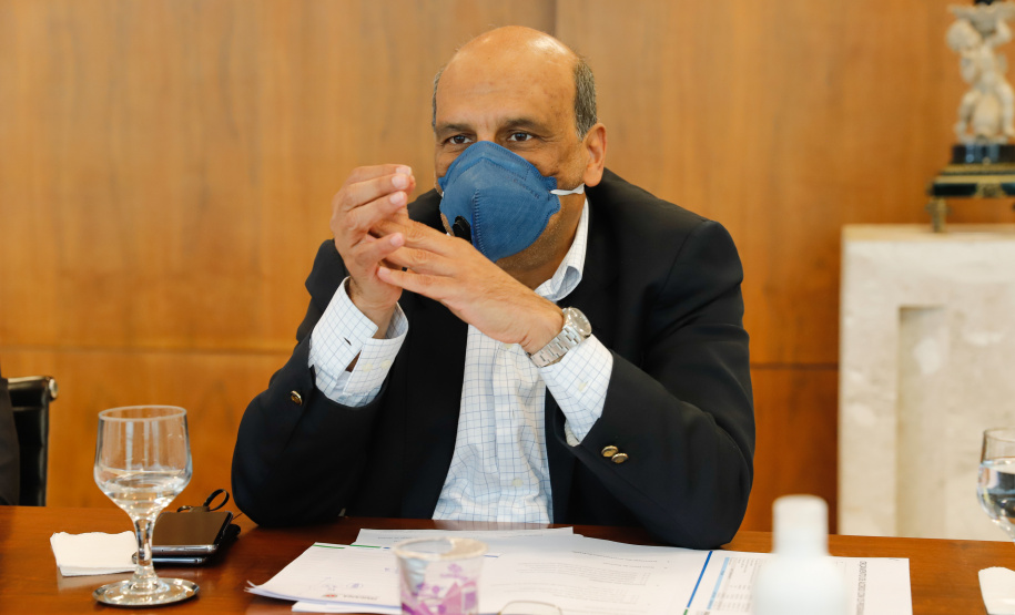 Ampliar os investimentos públicos com a execução de obras que geram empregos nos municípios e tornar a administração estadual ainda mais eficiente. Essas foram as principais orientações do governador Carlos Massa Ratinho Junior para retomar o fôlego da economia do Paraná após a pandemia da Covid-19. O assunto foi tratado nesta quinta-feira (7) em reunião com a equipe responsável pelo planejamento das ações de recuperação do Paraná.