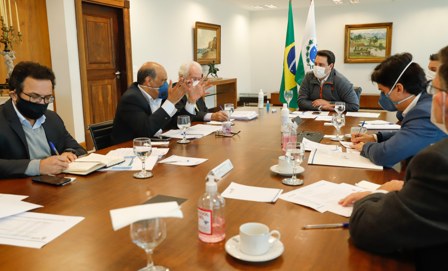 Ampliar os investimentos públicos com a execução de obras que geram empregos nos municípios e tornar a administração estadual ainda mais eficiente. Essas foram as principais orientações do governador Carlos Massa Ratinho Junior para retomar o fôlego da economia do Paraná após a pandemia da Covid-19. O assunto foi tratado nesta quinta-feira (7) em reunião com a equipe responsável pelo planejamento das ações de recuperação do Paraná.