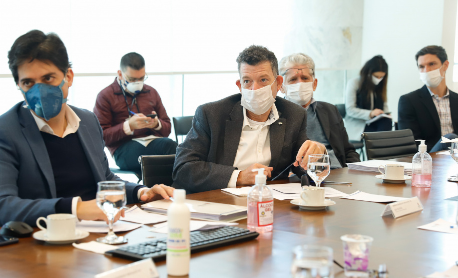 Ampliar os investimentos públicos com a execução de obras que geram empregos nos municípios e tornar a administração estadual ainda mais eficiente. Essas foram as principais orientações do governador Carlos Massa Ratinho Junior para retomar o fôlego da economia do Paraná após a pandemia da Covid-19. O assunto foi tratado nesta quinta-feira (7) em reunião com a equipe responsável pelo planejamento das ações de recuperação do Paraná.