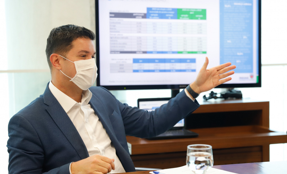 Ampliar os investimentos públicos com a execução de obras que geram empregos nos municípios e tornar a administração estadual ainda mais eficiente. Essas foram as principais orientações do governador Carlos Massa Ratinho Junior para retomar o fôlego da economia do Paraná após a pandemia da Covid-19. O assunto foi tratado nesta quinta-feira (7) em reunião com a equipe responsável pelo planejamento das ações de recuperação do Paraná.