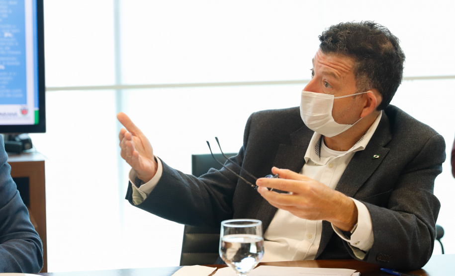 Ampliar os investimentos públicos com a execução de obras que geram empregos nos municípios e tornar a administração estadual ainda mais eficiente. Essas foram as principais orientações do governador Carlos Massa Ratinho Junior para retomar o fôlego da economia do Paraná após a pandemia da Covid-19. O assunto foi tratado nesta quinta-feira (7) em reunião com a equipe responsável pelo planejamento das ações de recuperação do Paraná.