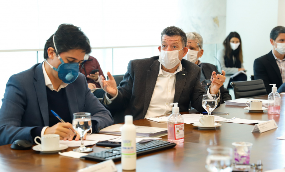 Ampliar os investimentos públicos com a execução de obras que geram empregos nos municípios e tornar a administração estadual ainda mais eficiente. Essas foram as principais orientações do governador Carlos Massa Ratinho Junior para retomar o fôlego da economia do Paraná após a pandemia da Covid-19. O assunto foi tratado nesta quinta-feira (7) em reunião com a equipe responsável pelo planejamento das ações de recuperação do Paraná.