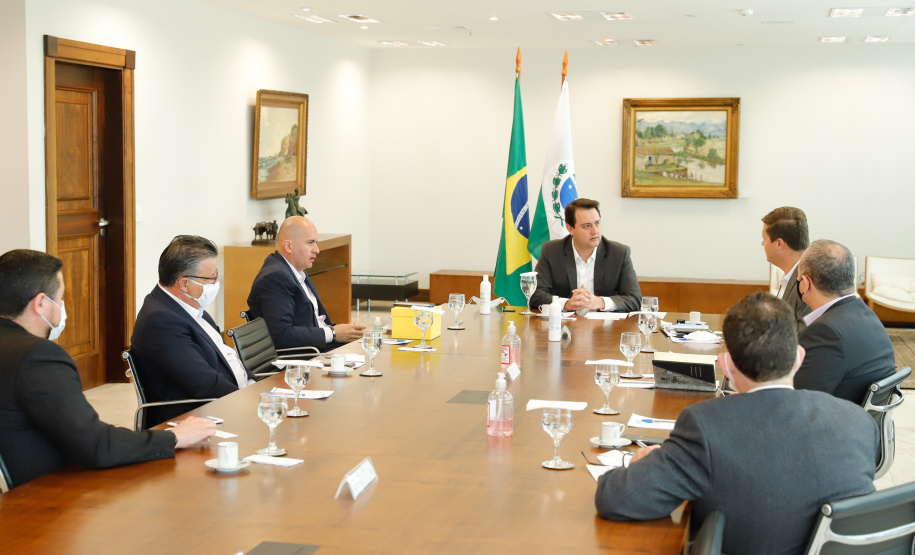 O governador Ratinho Junior recebeu também a visita de executivos da Motorola nesta quinta-feira (07). A empresa apresentou soluções tecnológicas de comunicação em nuvem. O presidente da companhia, Elton Borgonovo, disponibilizou gratuitamente equipamentos para serem testados por diferentes secretarias durante o período da pandemia de coronavírus.