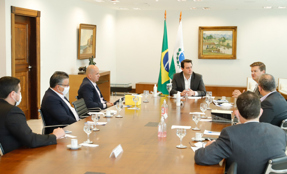 O governador Ratinho Junior recebeu também a visita de executivos da Motorola nesta quinta-feira (07). A empresa apresentou soluções tecnológicas de comunicação em nuvem. O presidente da companhia, Elton Borgonovo, disponibilizou gratuitamente equipamentos para serem testados por diferentes secretarias durante o período da pandemia de coronavírus.