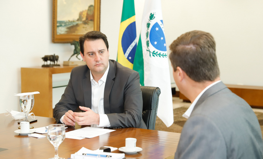 O governador Ratinho Junior recebeu também a visita de executivos da Motorola nesta quinta-feira (07). A empresa apresentou soluções tecnológicas de comunicação em nuvem. O presidente da companhia, Elton Borgonovo, disponibilizou gratuitamente equipamentos para serem testados por diferentes secretarias durante o período da pandemia de coronavírus.