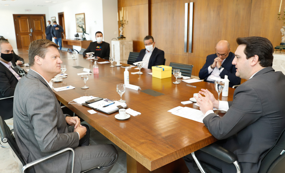 O governador Ratinho Junior recebeu também a visita de executivos da Motorola nesta quinta-feira (07). A empresa apresentou soluções tecnológicas de comunicação em nuvem. O presidente da companhia, Elton Borgonovo, disponibilizou gratuitamente equipamentos para serem testados por diferentes secretarias durante o período da pandemia de coronavírus.