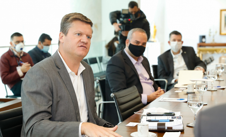 O governador Ratinho Junior recebeu também a visita de executivos da Motorola nesta quinta-feira (07). A empresa apresentou soluções tecnológicas de comunicação em nuvem. O presidente da companhia, Elton Borgonovo, disponibilizou gratuitamente equipamentos para serem testados por diferentes secretarias durante o período da pandemia de coronavírus.