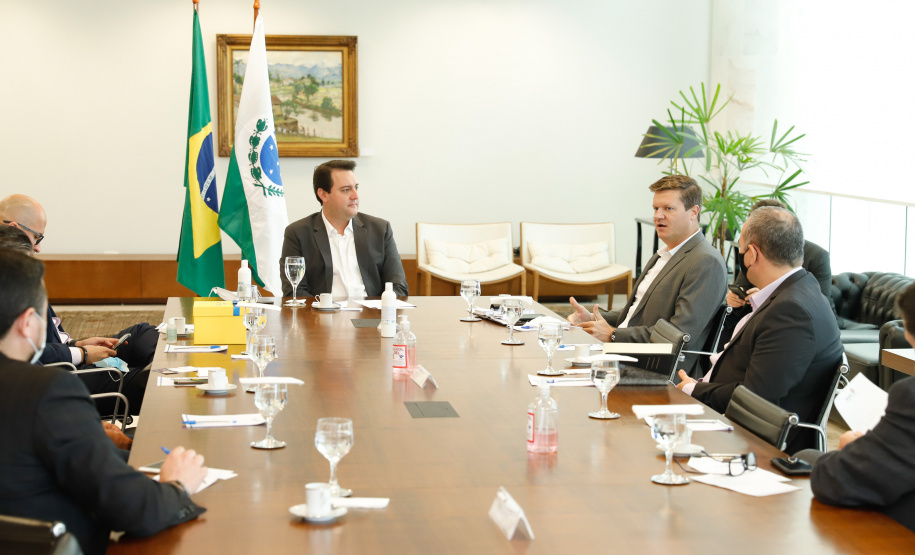 O governador Ratinho Junior recebeu também a visita de executivos da Motorola nesta quinta-feira (07). A empresa apresentou soluções tecnológicas de comunicação em nuvem. O presidente da companhia, Elton Borgonovo, disponibilizou gratuitamente equipamentos para serem testados por diferentes secretarias durante o período da pandemia de coronavírus.
