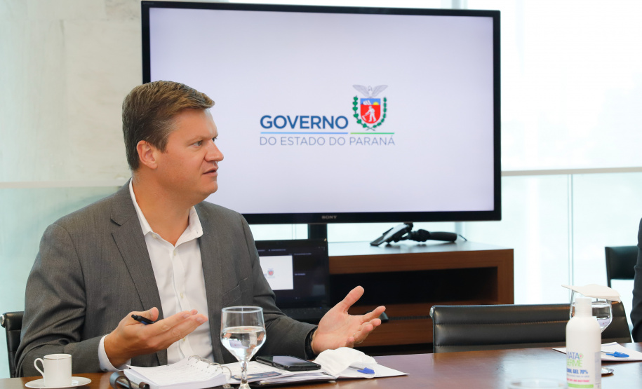 O governador Ratinho Junior recebeu também a visita de executivos da Motorola nesta quinta-feira (07). A empresa apresentou soluções tecnológicas de comunicação em nuvem. O presidente da companhia, Elton Borgonovo, disponibilizou gratuitamente equipamentos para serem testados por diferentes secretarias durante o período da pandemia de coronavírus.