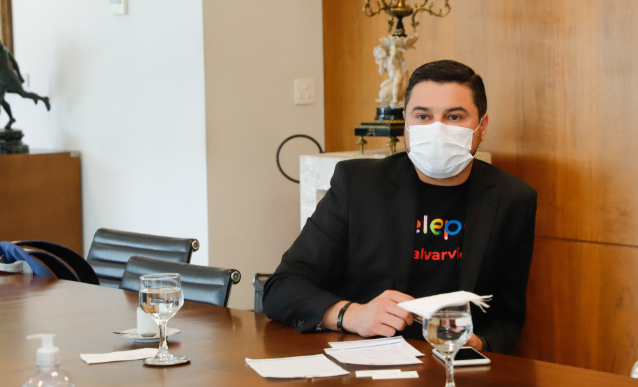 O governador Ratinho Junior recebeu também a visita de executivos da Motorola nesta quinta-feira (07). A empresa apresentou soluções tecnológicas de comunicação em nuvem. O presidente da companhia, Elton Borgonovo, disponibilizou gratuitamente equipamentos para serem testados por diferentes secretarias durante o período da pandemia de coronavírus.