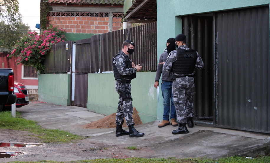 Uma grande operação da Polícia Militar, coordenada pelo 6° Comando Regional da PM (6° CRPM), foi deflagrada na manhã desta quinta-feira  (07/05) para cumprir 12 mandados de Busca e Apreensão contra o tráfico de drogas. Ao todo, seis pessoas foram presas, e 1,5kg de crack, 77 quilos de maconha e duas armas de fogo apreendidos no Litoral do estado.