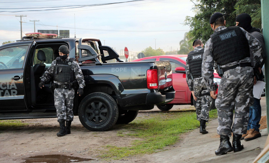 Uma grande operação da Polícia Militar, coordenada pelo 6° Comando Regional da PM (6° CRPM), foi deflagrada na manhã desta quinta-feira  (07/05) para cumprir 12 mandados de Busca e Apreensão contra o tráfico de drogas. Ao todo, seis pessoas foram presas, e 1,5kg de crack, 77 quilos de maconha e duas armas de fogo apreendidos no Litoral do estado.