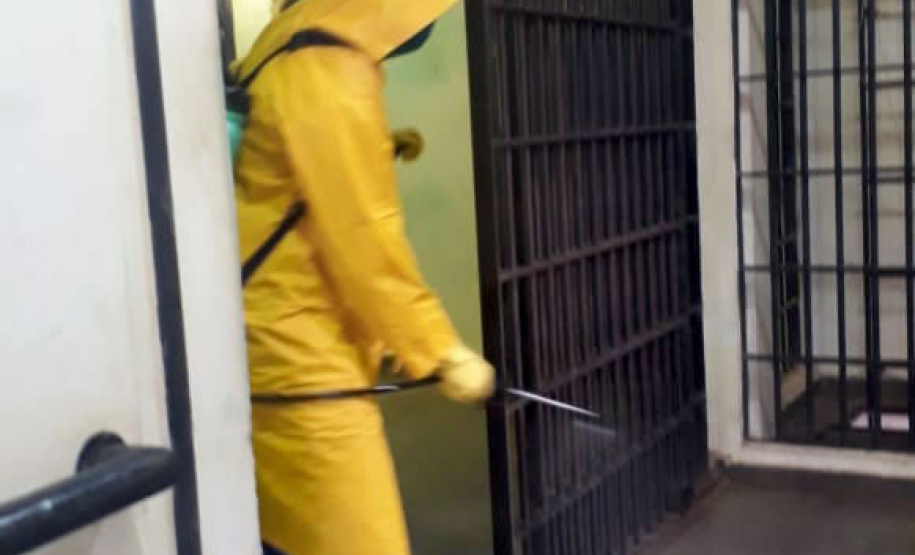 Além da suspensão de visitas, a desinfecção de ambientes compartilhados (como corredores, refeitórios, pátios e canteiros de trabalho dos detentos) está ocorrendo com maior periodicidade. A limpeza é feita diariamente com aspersão de água sanitária. Além disso, a vacinação contra a Influenza está em fase final na instituição.
Foto: DEPEN