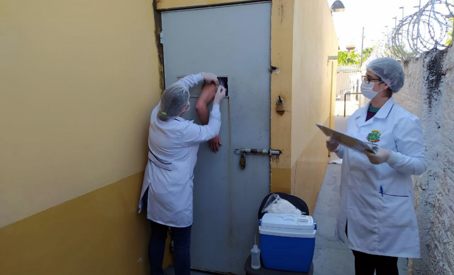 Além da suspensão de visitas, a desinfecção de ambientes compartilhados (como corredores, refeitórios, pátios e canteiros de trabalho dos detentos) está ocorrendo com maior periodicidade. A limpeza é feita diariamente com aspersão de água sanitária. Além disso, a vacinação contra a Influenza está em fase final na instituição.
Foto: DEPEN