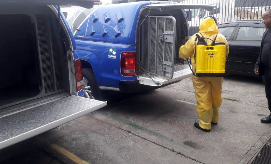 Além da suspensão de visitas, a desinfecção de ambientes compartilhados (como corredores, refeitórios, pátios e canteiros de trabalho dos detentos) está ocorrendo com maior periodicidade. A limpeza é feita diariamente com aspersão de água sanitária. Além disso, a vacinação contra a Influenza está em fase final na instituição.
Foto: DEPEN