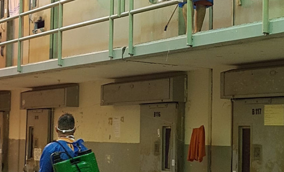 Além da suspensão de visitas, a desinfecção de ambientes compartilhados (como corredores, refeitórios, pátios e canteiros de trabalho dos detentos) está ocorrendo com maior periodicidade. A limpeza é feita diariamente com aspersão de água sanitária. Além disso, a vacinação contra a Influenza está em fase final na instituição.
Foto: DEPEN