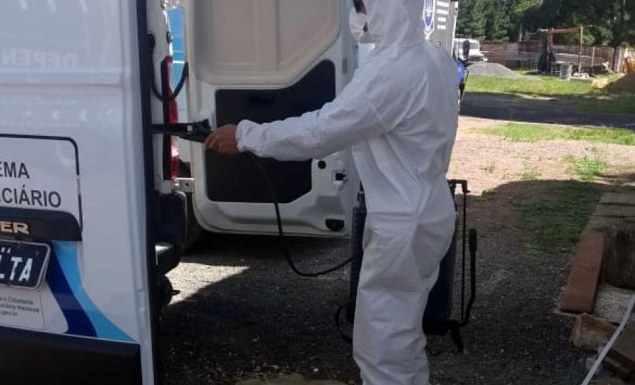 Além da suspensão de visitas, a desinfecção de ambientes compartilhados (como corredores, refeitórios, pátios e canteiros de trabalho dos detentos) está ocorrendo com maior periodicidade. A limpeza é feita diariamente com aspersão de água sanitária. Além disso, a vacinação contra a Influenza está em fase final na instituição.
Foto: DEPEN