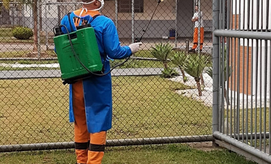 Além da suspensão de visitas, a desinfecção de ambientes compartilhados (como corredores, refeitórios, pátios e canteiros de trabalho dos detentos) está ocorrendo com maior periodicidade. A limpeza é feita diariamente com aspersão de água sanitária. Além disso, a vacinação contra a Influenza está em fase final na instituição.
Foto: DEPEN