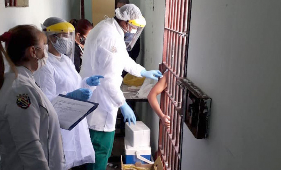 Além da suspensão de visitas, a desinfecção de ambientes compartilhados (como corredores, refeitórios, pátios e canteiros de trabalho dos detentos) está ocorrendo com maior periodicidade. A limpeza é feita diariamente com aspersão de água sanitária. Além disso, a vacinação contra a Influenza está em fase final na instituição.
Foto: DEPEN