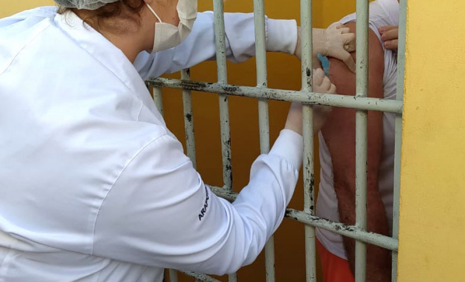 Além da suspensão de visitas, a desinfecção de ambientes compartilhados (como corredores, refeitórios, pátios e canteiros de trabalho dos detentos) está ocorrendo com maior periodicidade. A limpeza é feita diariamente com aspersão de água sanitária. Além disso, a vacinação contra a Influenza está em fase final na instituição.
Foto: DEPEN