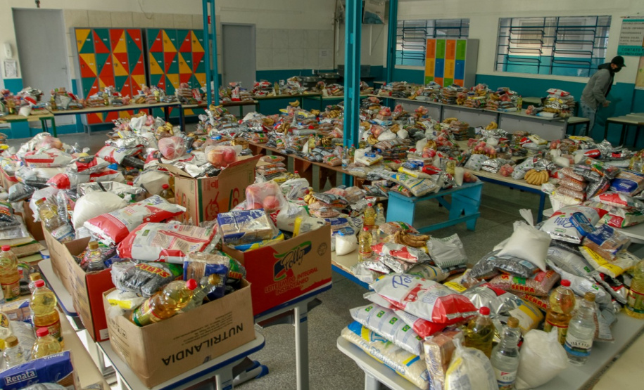 O Governo do Paraná entregou nesta sexta-feira (08) kits da merenda escolar para 231 mil alunos da Rede Estadual de Ensino cadastrados também no programa federal Bolsa Família