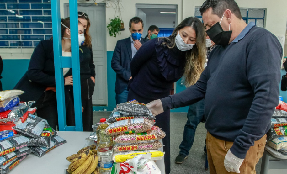 O Governo do Paraná entregou nesta sexta-feira (08) kits da merenda escolar para 231 mil alunos da Rede Estadual de Ensino cadastrados também no programa federal Bolsa Família