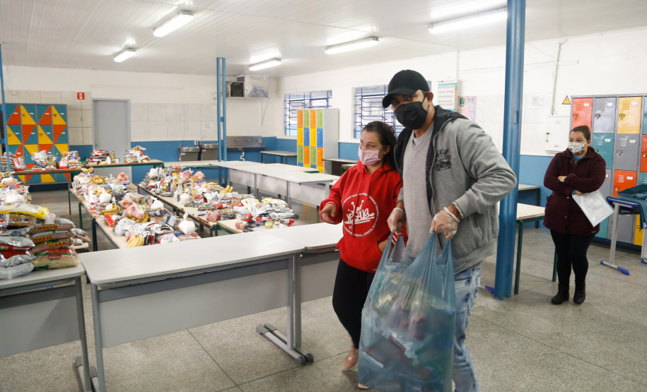 O Governo do Paraná entregou nesta sexta-feira (08) kits da merenda escolar para 231 mil alunos da Rede Estadual de Ensino cadastrados também no programa federal Bolsa Família