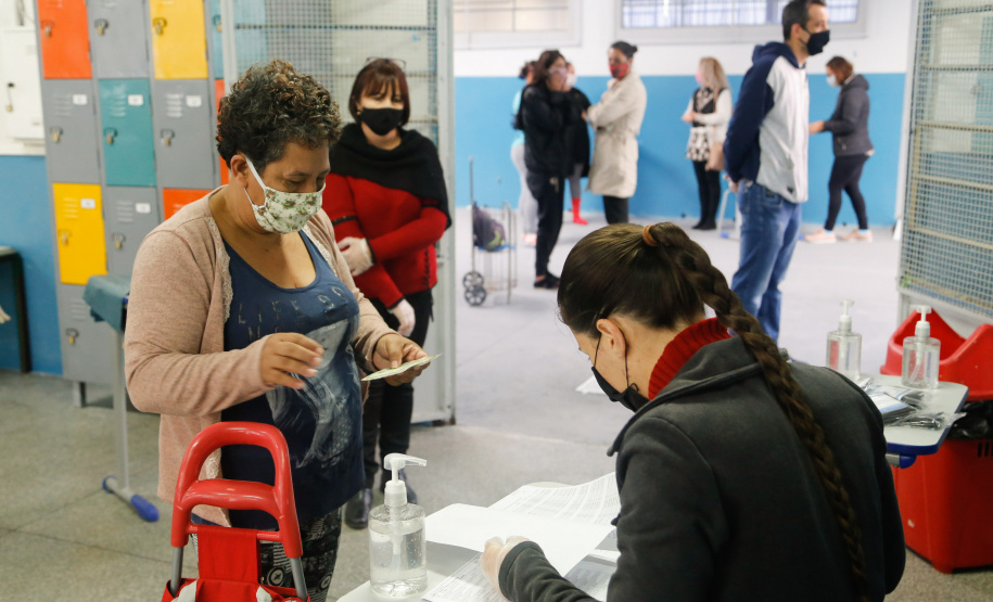 O Governo do Paraná entregou nesta sexta-feira (08) kits da merenda escolar para 231 mil alunos da Rede Estadual de Ensino cadastrados também no programa federal Bolsa Família