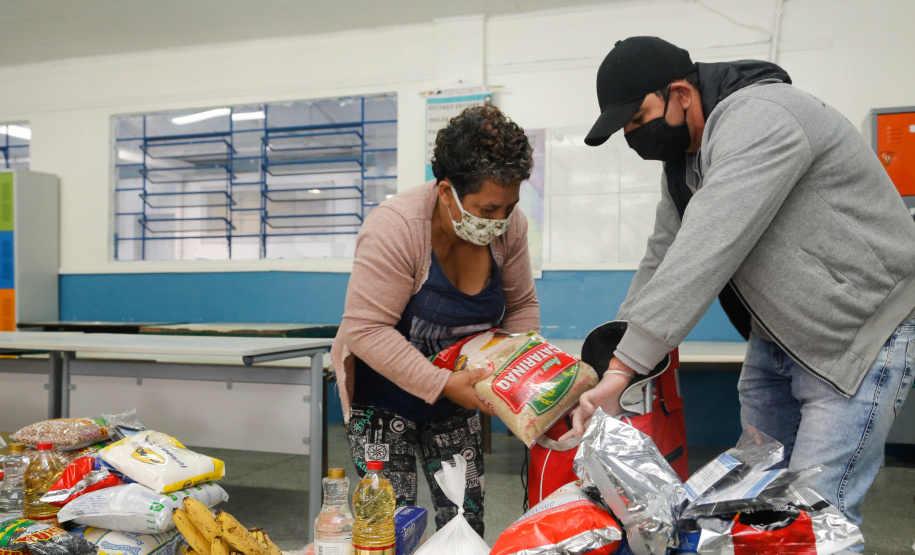 O Governo do Paraná entregou nesta sexta-feira (08) kits da merenda escolar para 231 mil alunos da Rede Estadual de Ensino cadastrados também no programa federal Bolsa Família