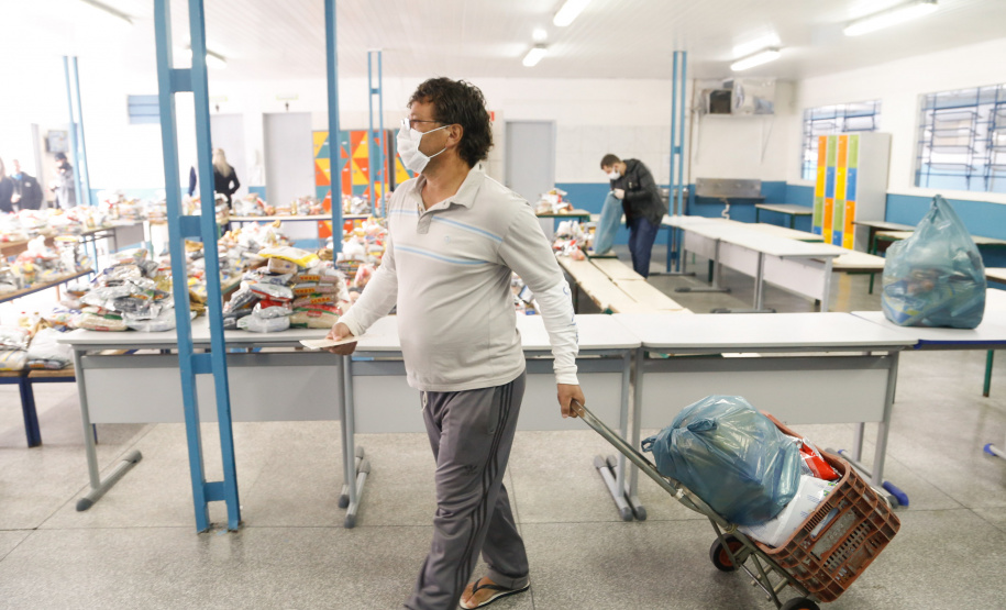 O Governo do Paraná entregou nesta sexta-feira (08) kits da merenda escolar para 231 mil alunos da Rede Estadual de Ensino cadastrados também no programa federal Bolsa Família