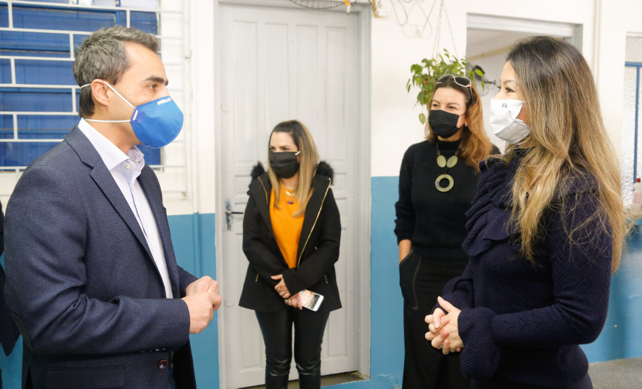 O Governo do Paraná entregou nesta sexta-feira (08) kits da merenda escolar para 231 mil alunos da Rede Estadual de Ensino cadastrados também no programa federal Bolsa Família