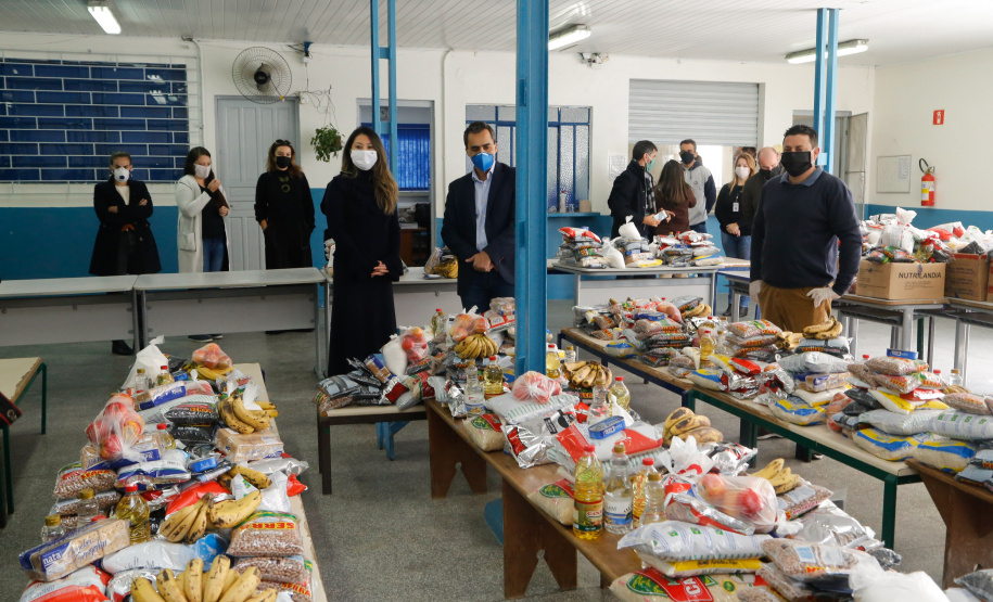 O Governo do Paraná entregou nesta sexta-feira (08) kits da merenda escolar para 231 mil alunos da Rede Estadual de Ensino cadastrados também no programa federal Bolsa Família