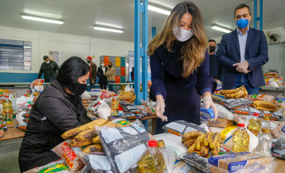O Governo do Paraná entregou nesta sexta-feira (08) kits da merenda escolar para 231 mil alunos da Rede Estadual de Ensino cadastrados também no programa federal Bolsa Família