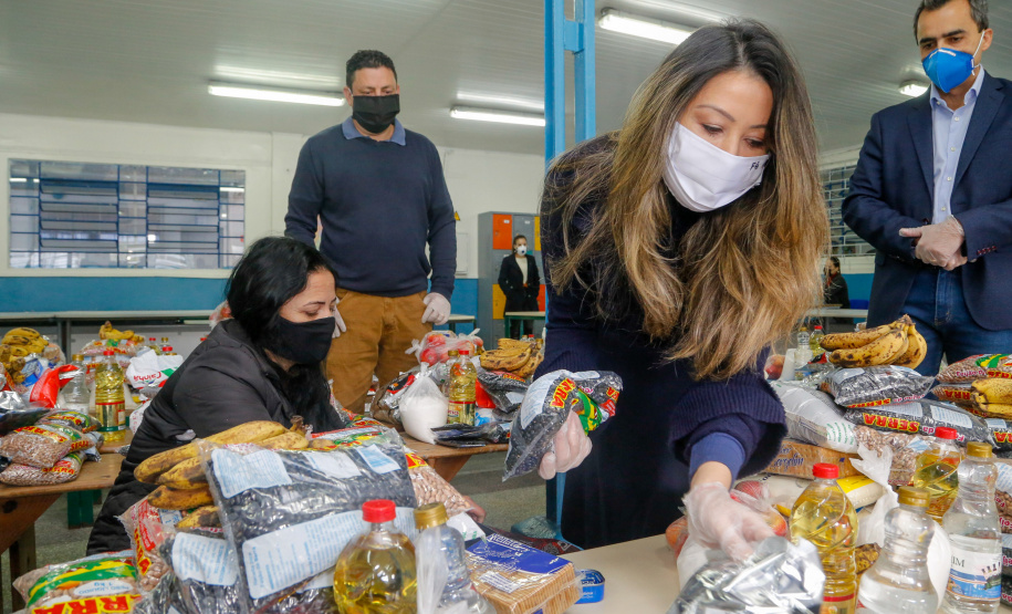 O Governo do Paraná entregou nesta sexta-feira (08) kits da merenda escolar para 231 mil alunos da Rede Estadual de Ensino cadastrados também no programa federal Bolsa Família