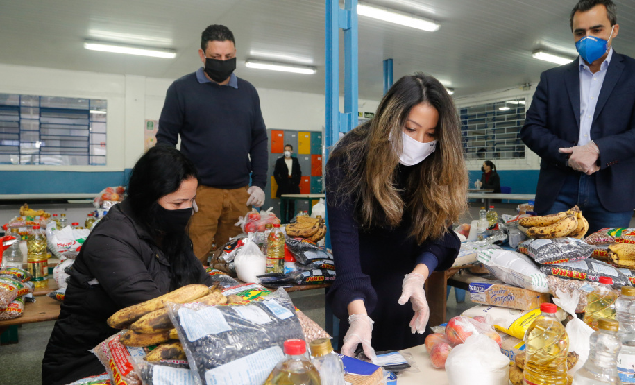O Governo do Paraná entregou nesta sexta-feira (08) kits da merenda escolar para 231 mil alunos da Rede Estadual de Ensino cadastrados também no programa federal Bolsa Família